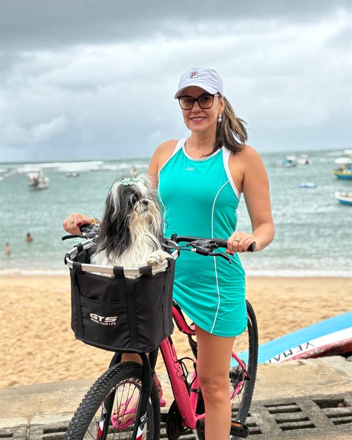 Dra. Luana Figuerêdo andando de bicicleta com o cachorro