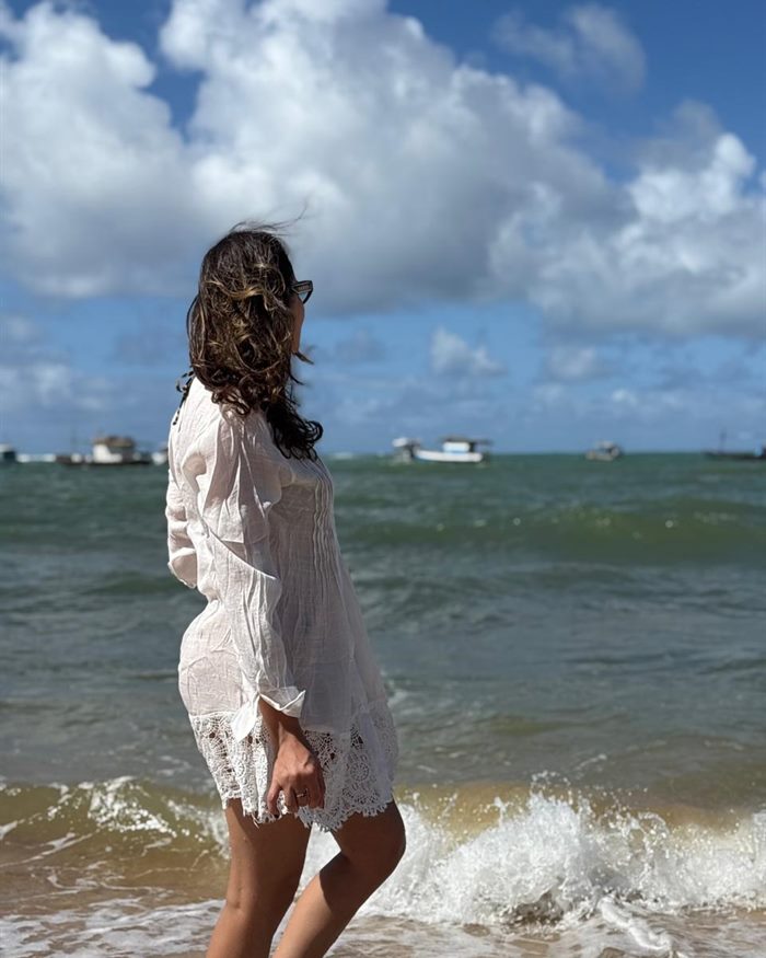 Dra. Luana Figuerêdo na praia, vestido branco
