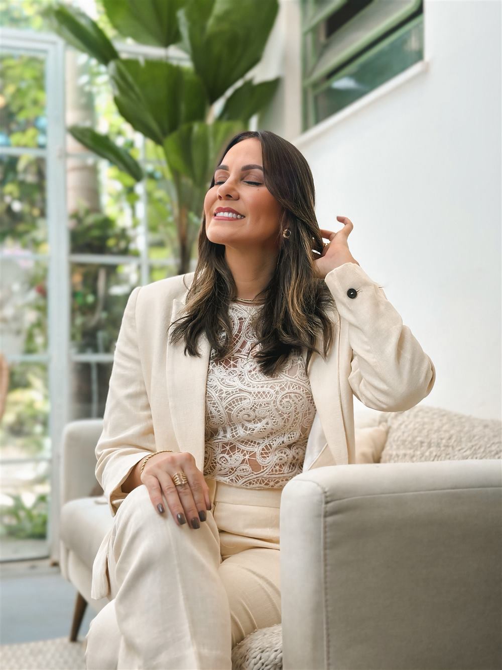 Dra. Luana Figuerêdo sorrindo, vestindo blazer bege